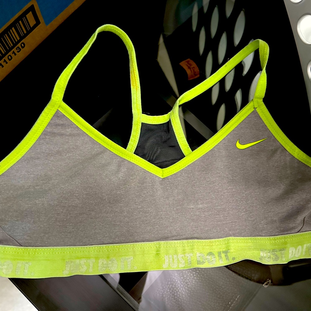 Free w/ purchase 🥂 Nike Dri Fit Sports Bra